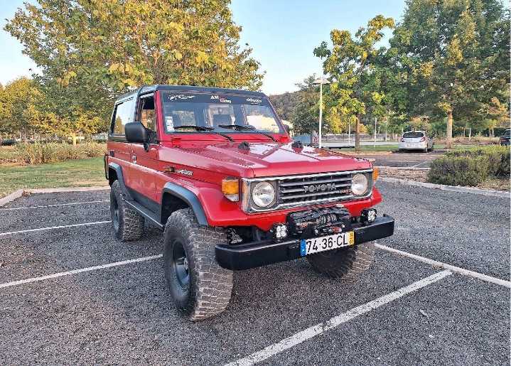 Toyota BJ 73 com capota e sem