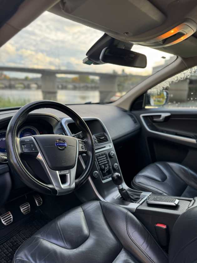 VOLVO XC60 2.0 D4 R-DESIGN